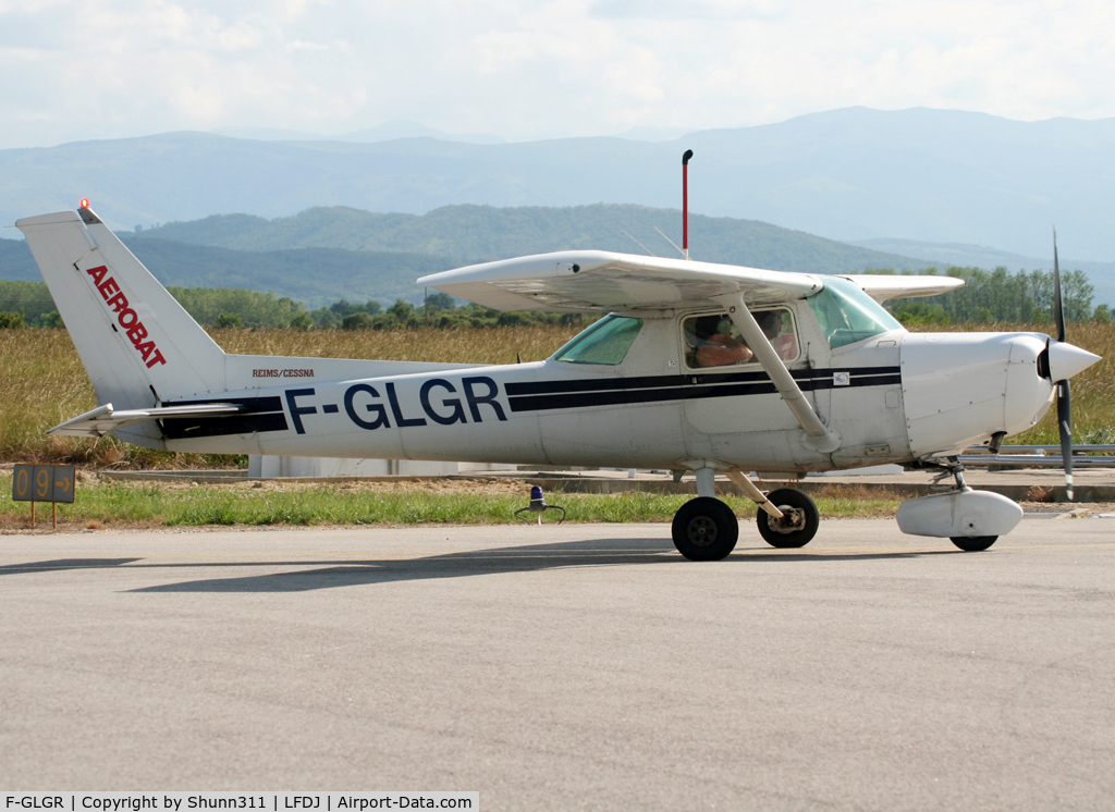 F-GLGR, Reims F152 C/N A152-0384, Arriving from a light flight