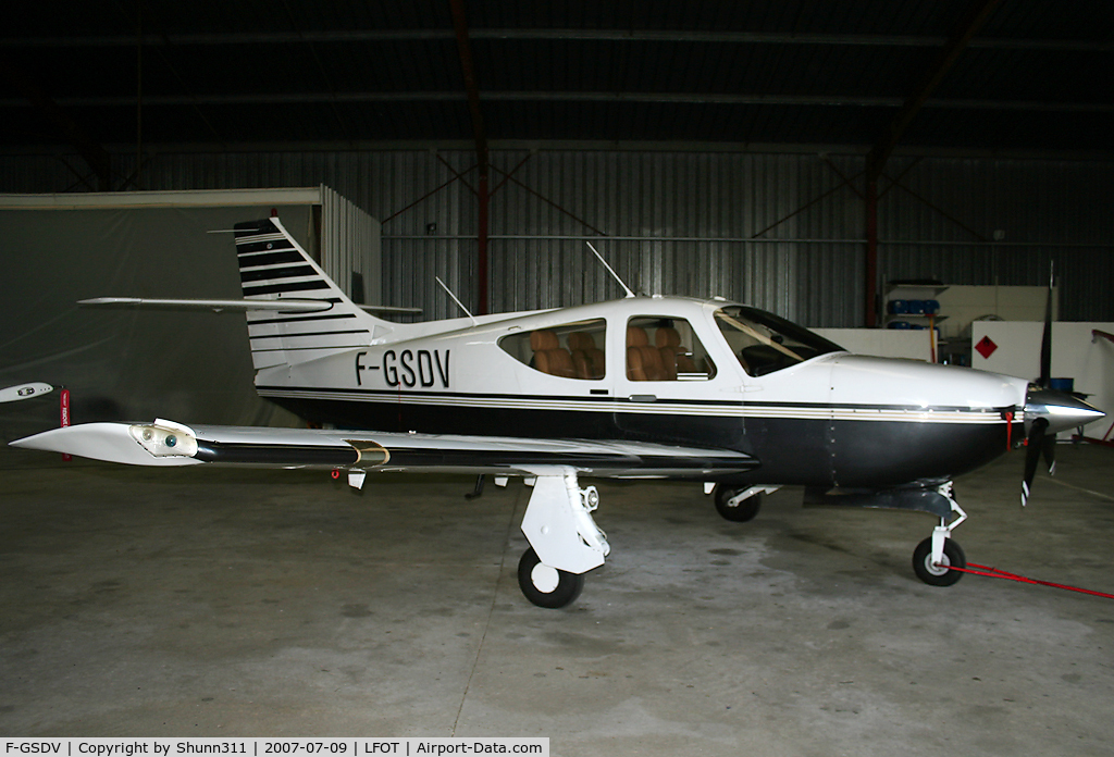 F-GSDV, 1993 Rockwell Commander 114B C/N 14601, Inside the Airclub's hangar