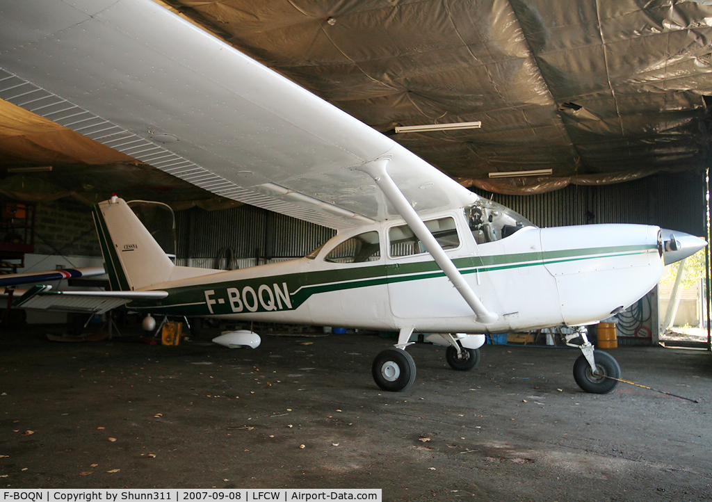 F-BOQN, 1967 Cessna R172E C/N R172-0256, Inside the Airclub's hangar