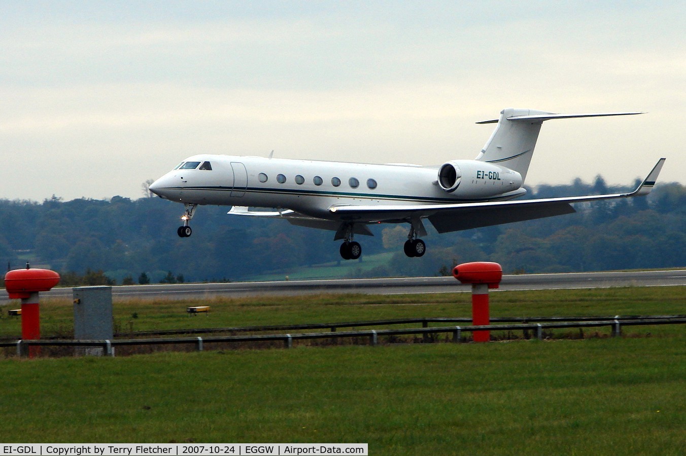 EI-GDL, 2005 Gulfstream Aerospace GV-SP (G550) C/N 5068, on a busy day at Luton Airport (UK)