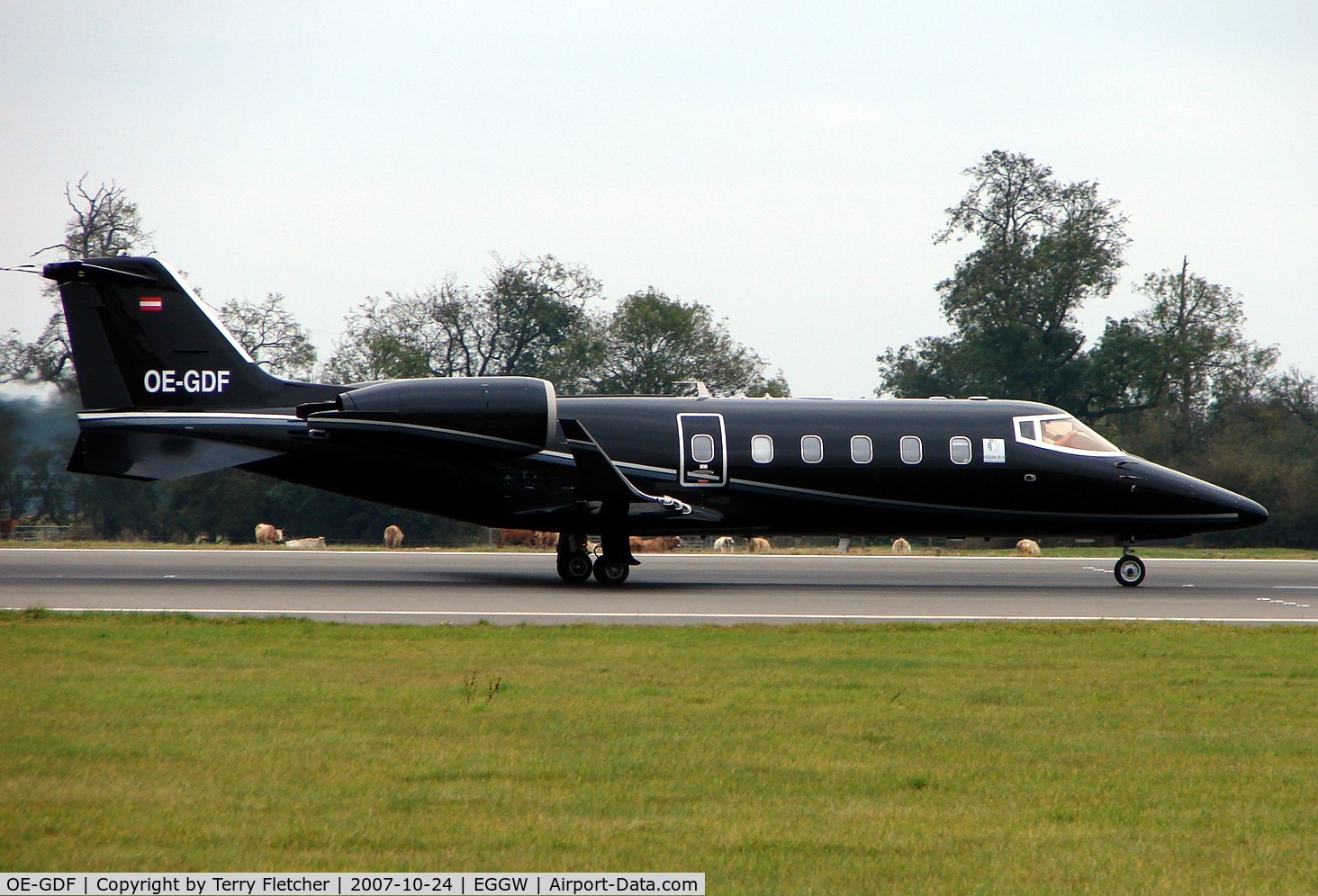 OE-GDF, 2004 Learjet 60 C/N 60-276, on a busy day at Luton Airport (UK)