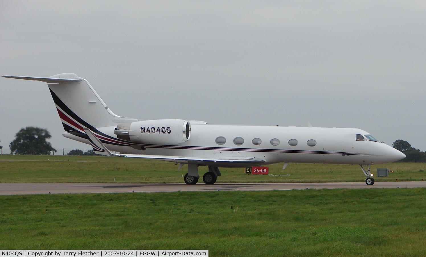 N404QS, 1996 Gulfstream Aerospace G-IV C/N 1304, on a busy day at Luton Airport (UK)