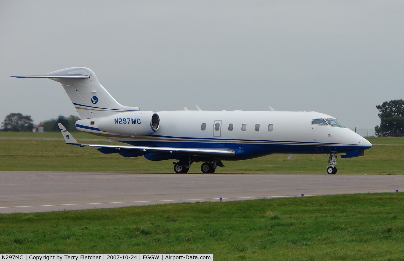 N297MC, 2006 Bombardier Challenger 300 (BD-100-1A10) C/N 20127, on a busy day at Luton Airport (UK)