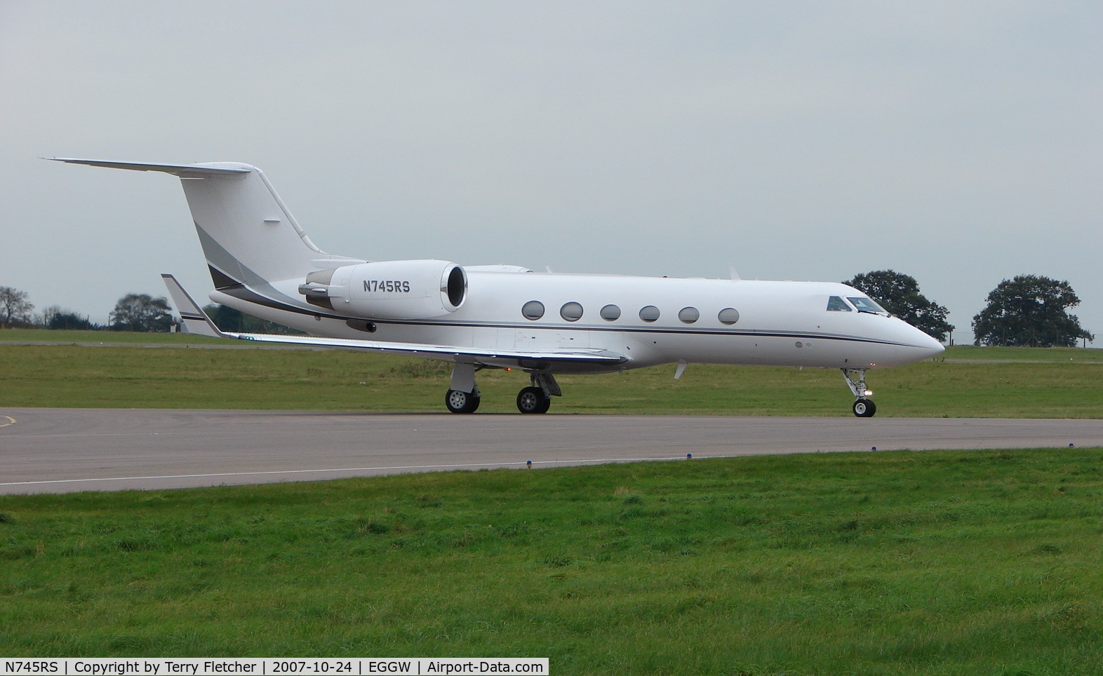 N745RS, 1988 Gulfstream Aerospace G-IV C/N 1063, on a busy day at Luton Airport (UK)