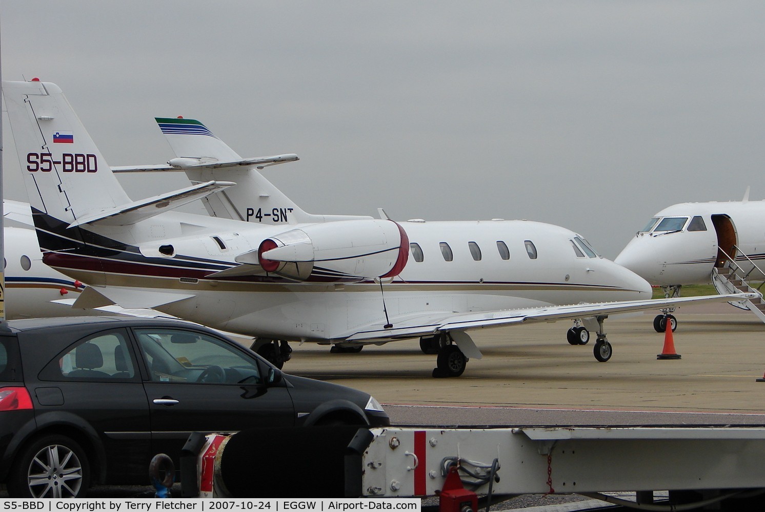 S5-BBD, 2000 Cessna 560 Citation Excel C/N 560-5058, on a busy day at Luton Airport (UK)