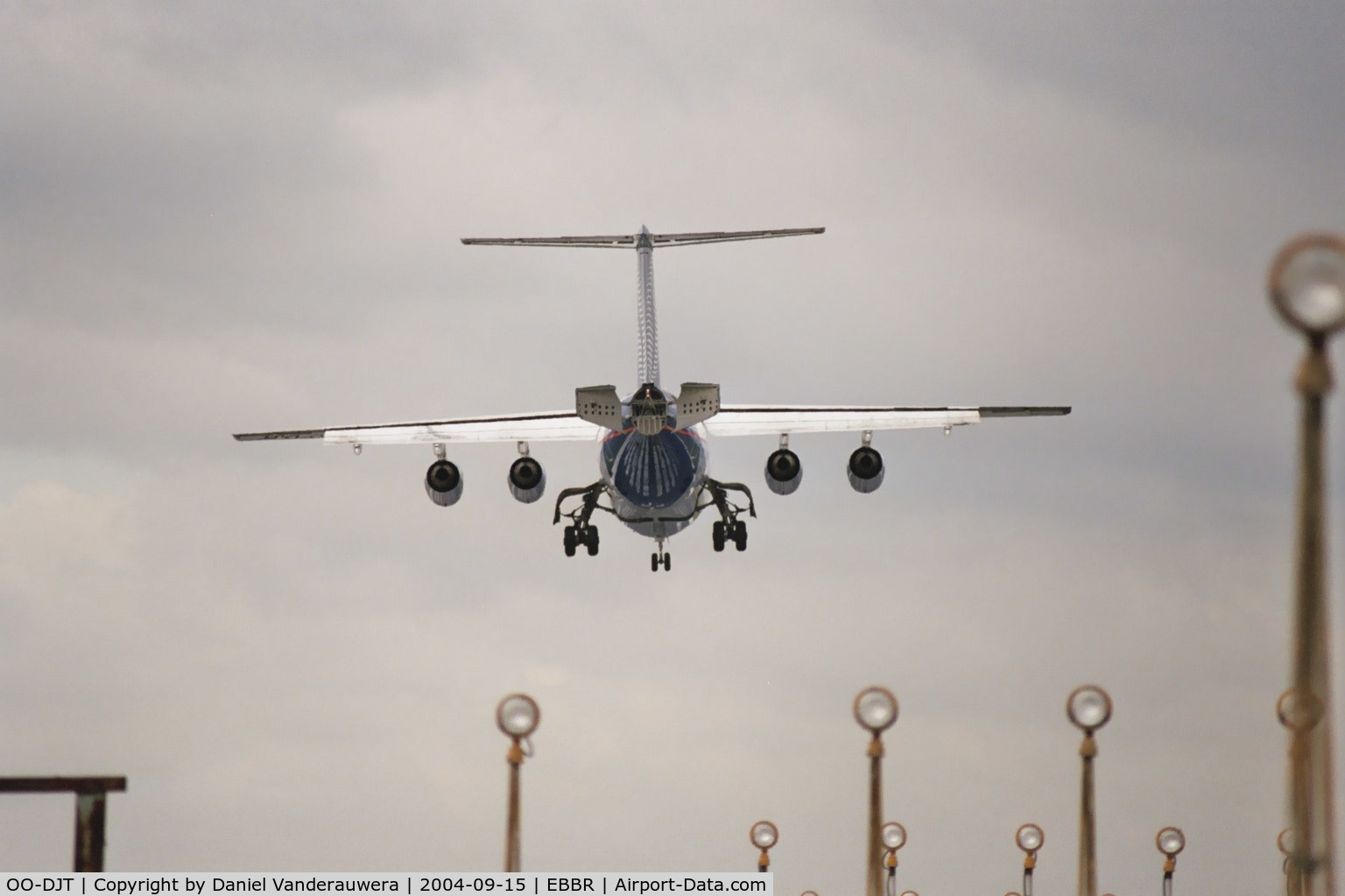 OO-DJT, 1996 British Aerospace Avro 146-RJ85 C/N E.2294, flight SN2642 is descending to rwy 25L