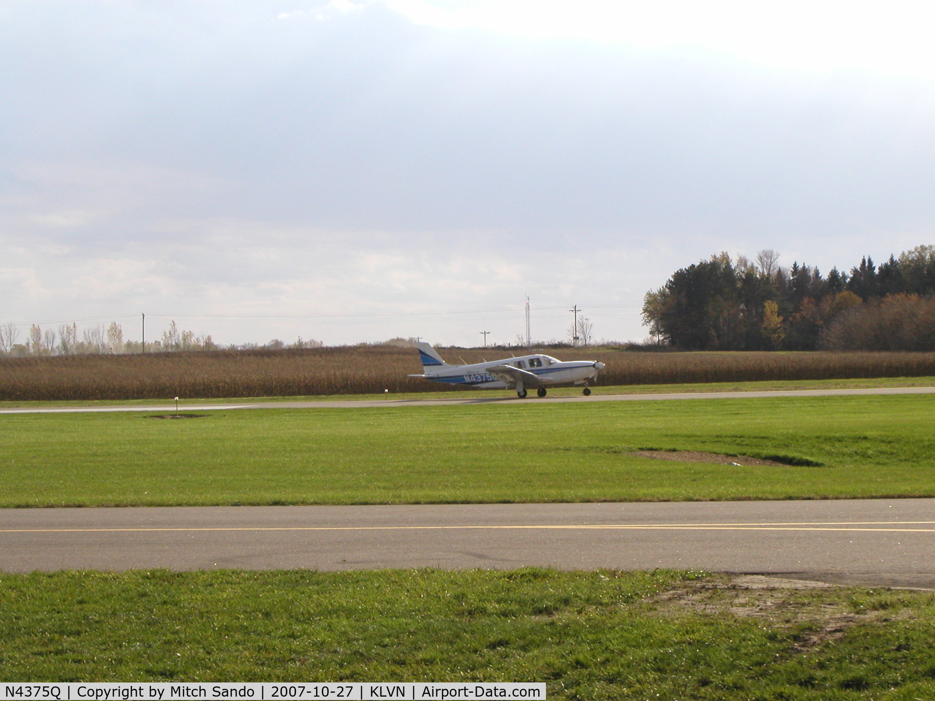 N4375Q, 1984 Piper PA-32R-301 C/N 32R-8513006, Landing Runway 30.