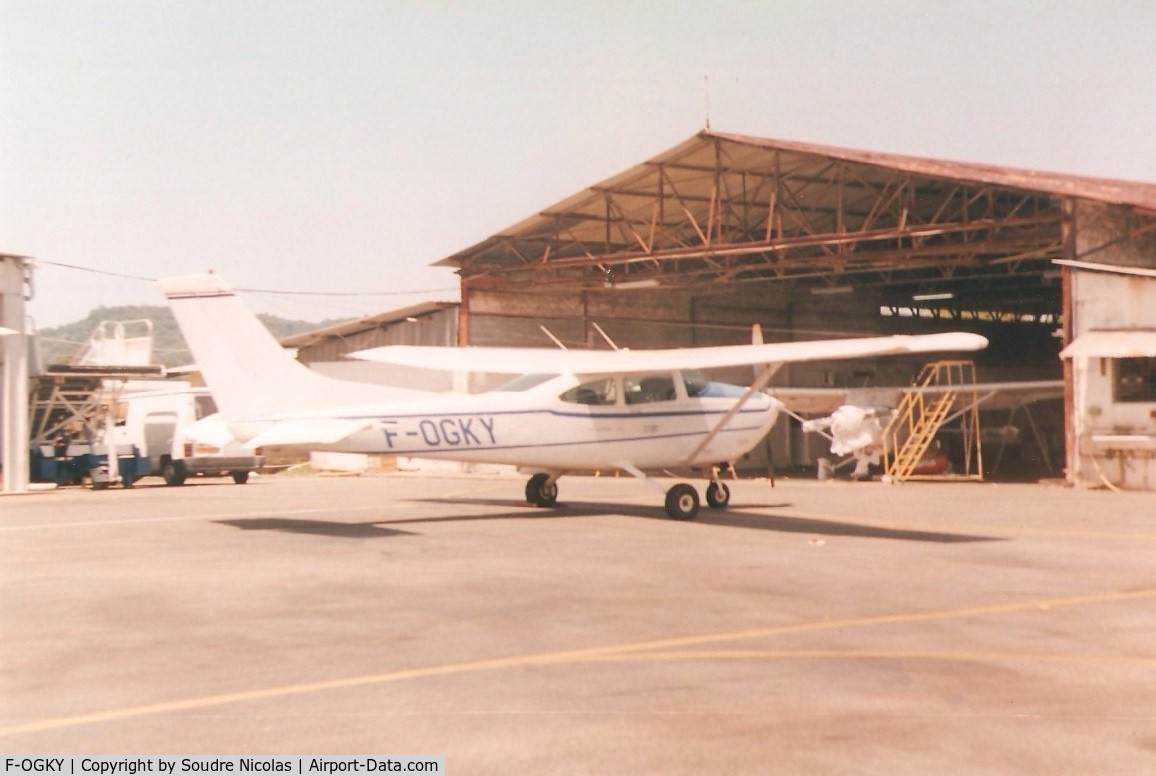 F-OGKY, Cessna 182R Skylane C/N 182-68540, Guyane AÃ©ro Service 1996