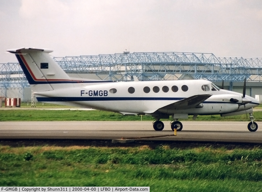 F-GMGB, 1990 Beech B200 King Air C/N BB-1390, Taxiing rwy 14L for departure