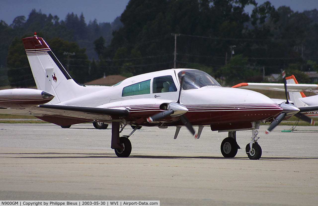 N900GM, 1977 Cessna T310R C/N 310R1249, taxiing to her parking place after several landings. Right door slightly open.