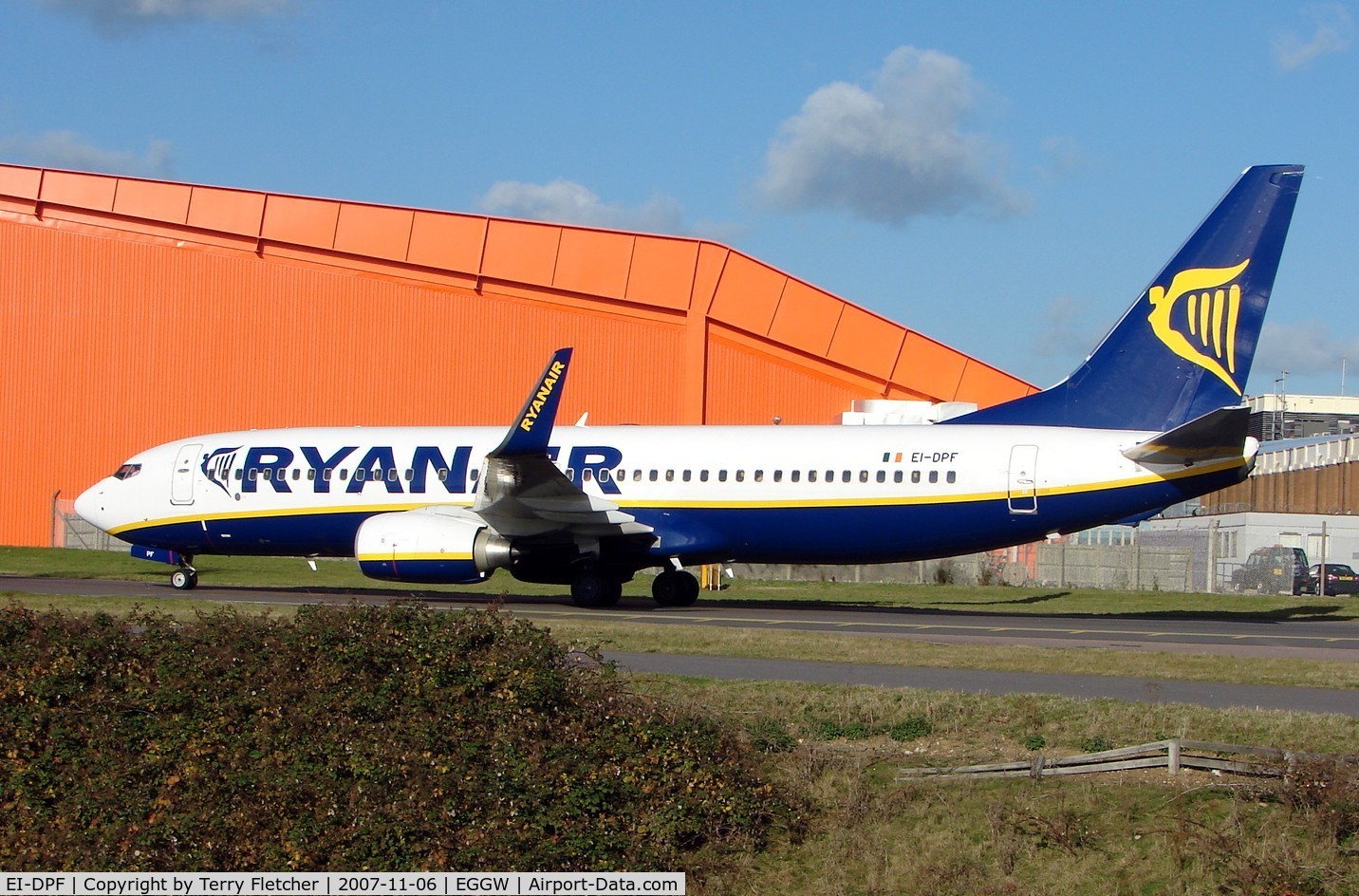 EI-DPF, 2007 Boeing 737-8AS C/N 33606, Ryanair B737 taxies in at Luton