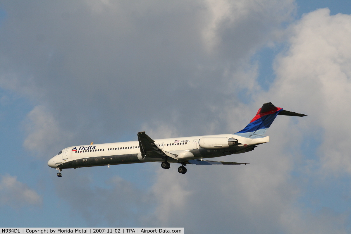 N934DL, 1989 McDonnell Douglas MD-88 C/N 49721, Delta