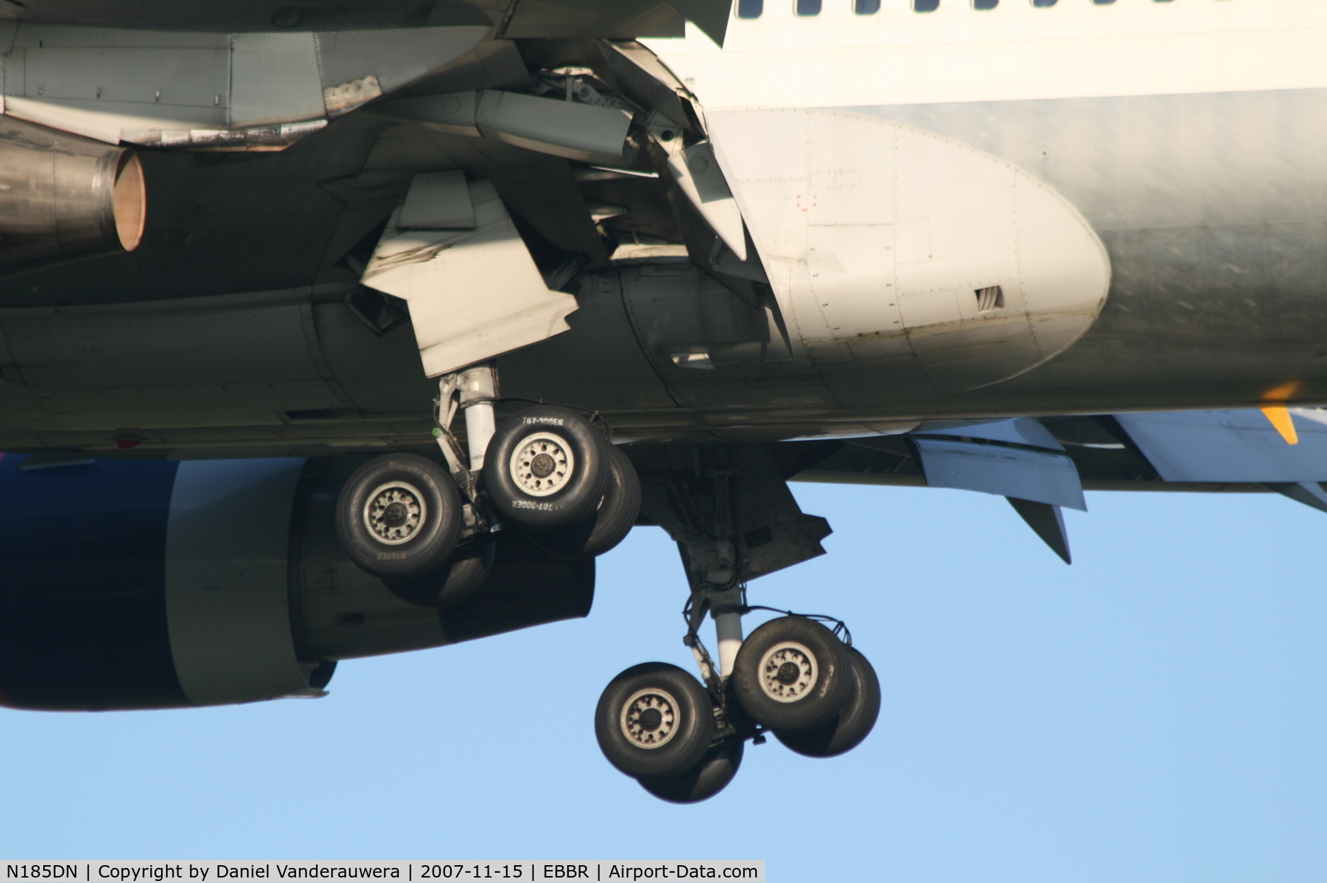 N185DN, 1995 Boeing 767-332 C/N 27961, new tyres ?