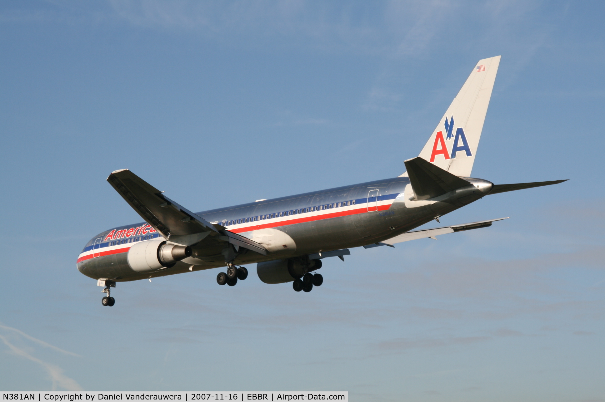 N381AN, 1993 Boeing 767-323 C/N 25450, flight AA172 is descending to rwy 25L