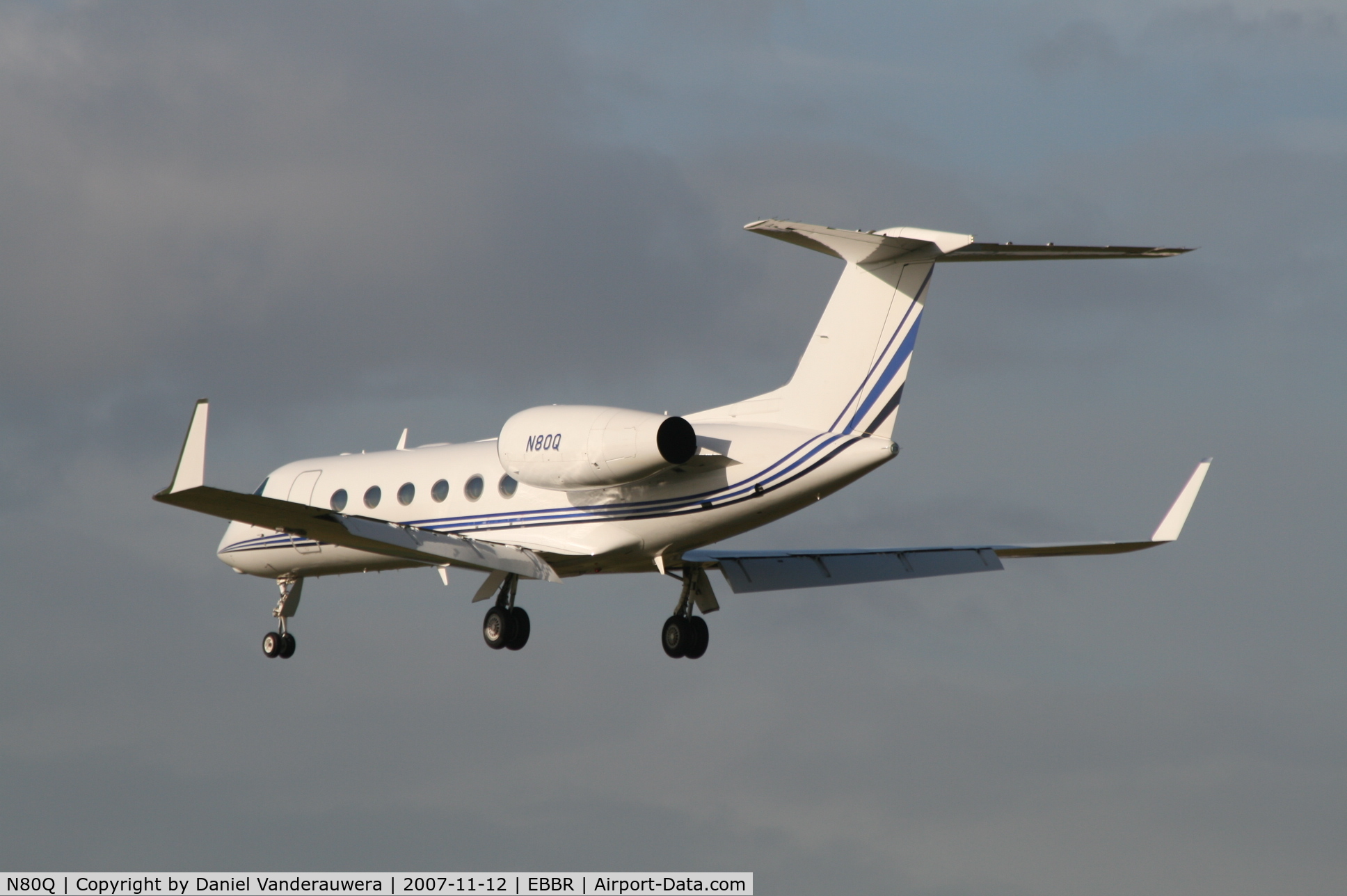 N80Q, 2005 Gulfstream Aerospace GIV-X (G450) C/N 4012, several seconds before touching rwy 25L