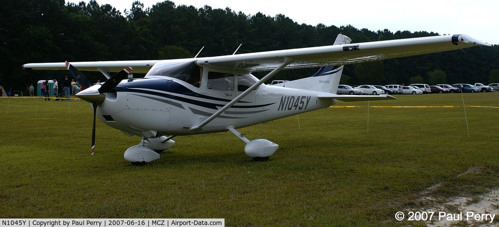 N1045Y, 2005 Cessna 182T Skylane C/N 18281571, Those sweeping lines sure are appealing