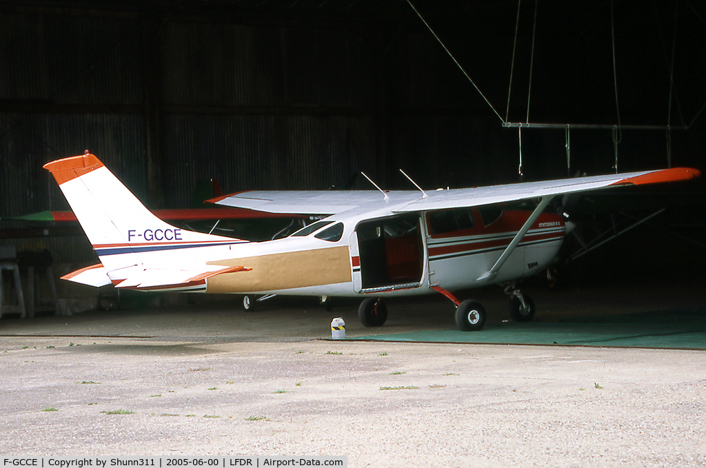 F-GCCE, Cessna U206G Stationair C/N U20604818, Inside the Airclub's hangar