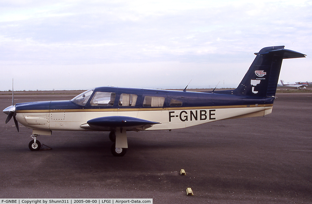 F-GNBE, Piper PA 32 RT 300 C/N 32R7885042, Parked in front the Airclub's hangar