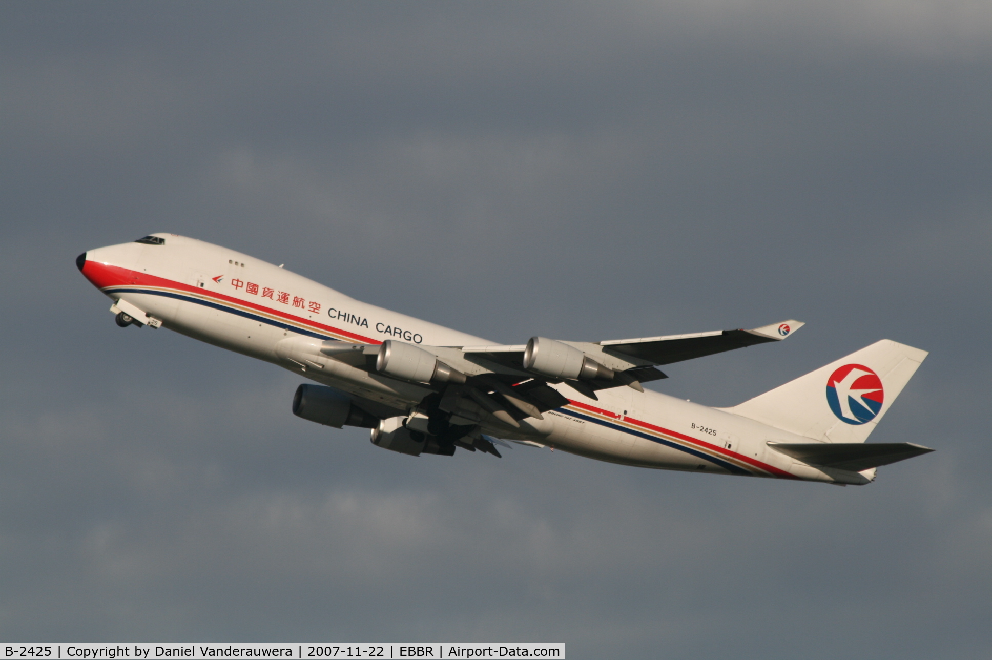 B-2425, 2006 Boeing 747-40BF/ER/SCD C/N 35207/1377, taking off from rwy 25R