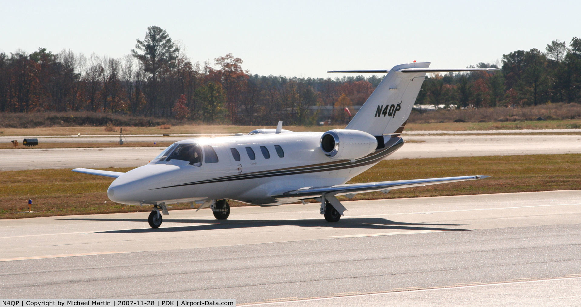 N4QP, 1998 Cessna 525 CitationJet CJ1 C/N 525-0272, Taxing to Signature Flight Services