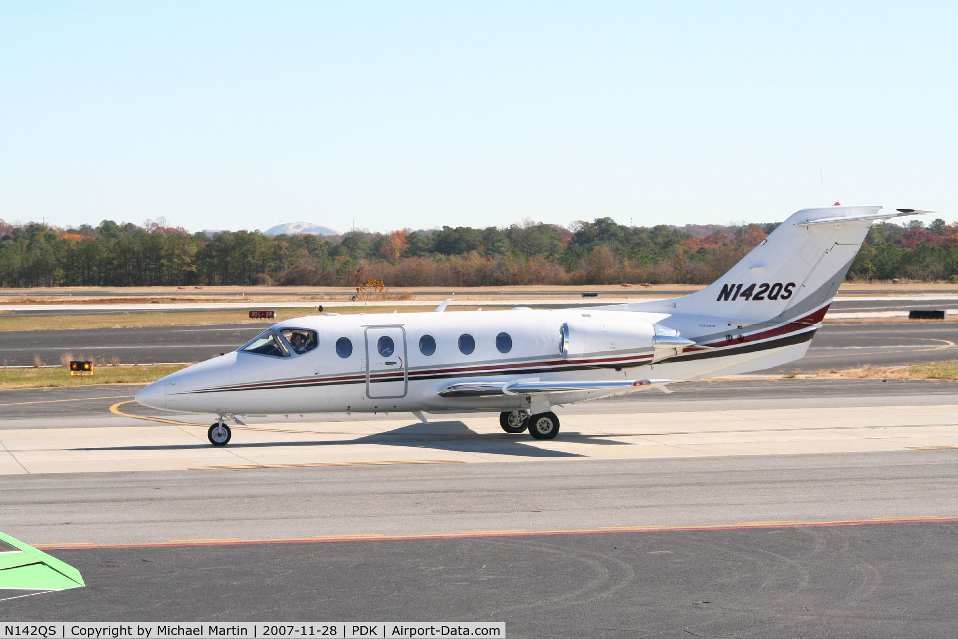 N142QS, 2005 Raytheon Beechjet 400A C/N RK-432, Taxing to Signature Flight Services