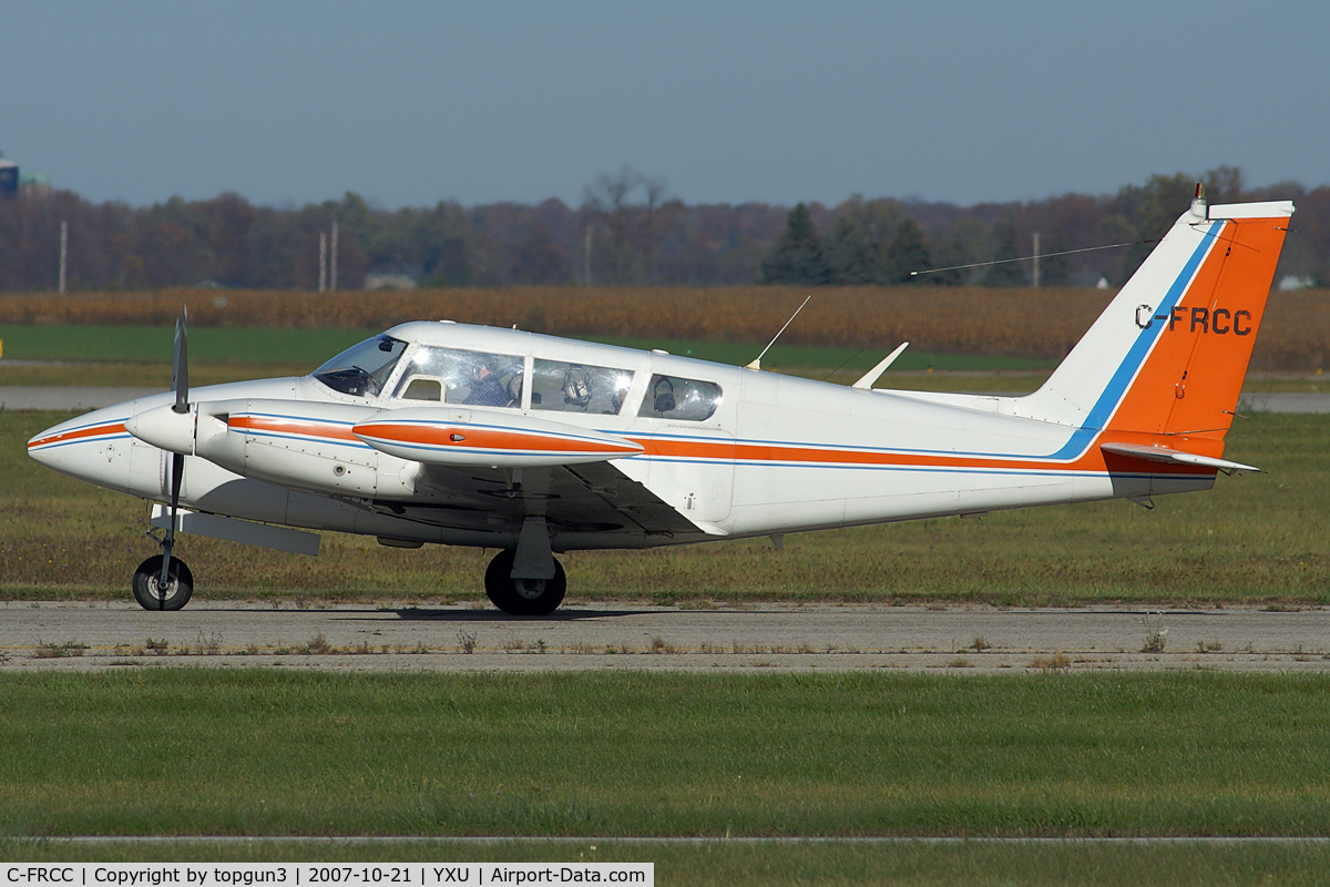 C-FRCC, 1967 Piper PA-30-160 B Twin Comanche C/N 30-1493, Taxiing on Golf.