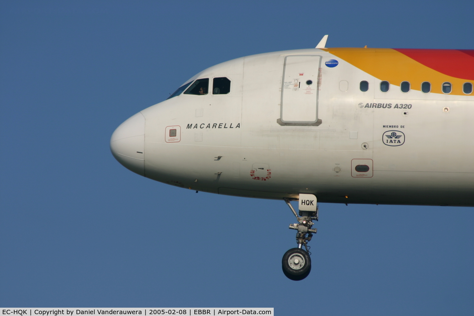 EC-HQK, 2001 Airbus A320-214 C/N 1454, descending to rwy 25L