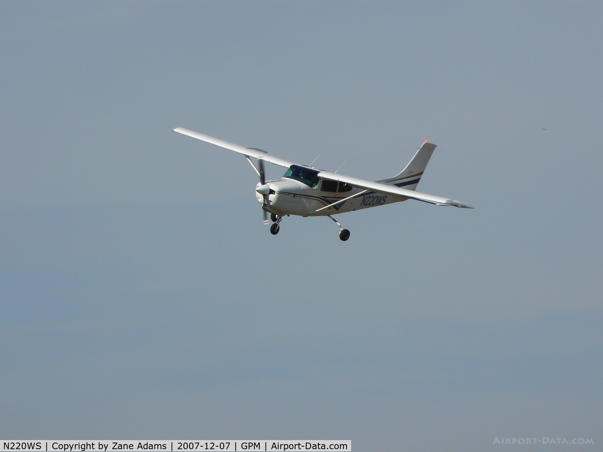 N220WS, Cessna R182 Skylane RG C/N R18200260, Landing at Grand Prairie Municipal
