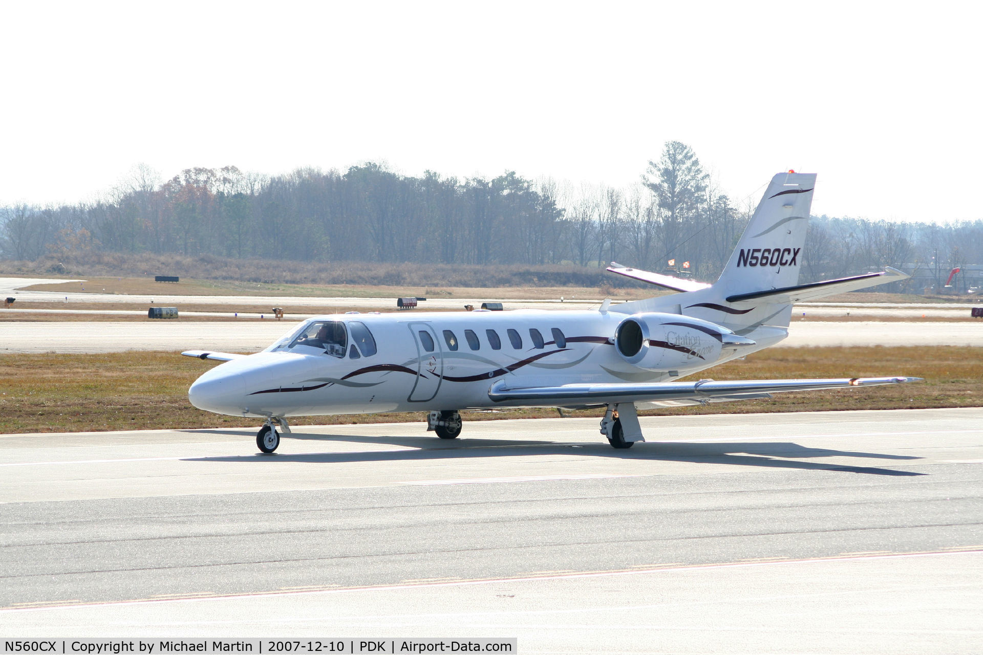 N560CX, 2001 Cessna 560 Citation Encore C/N 560-0582, Taxing to Signature Flight Services