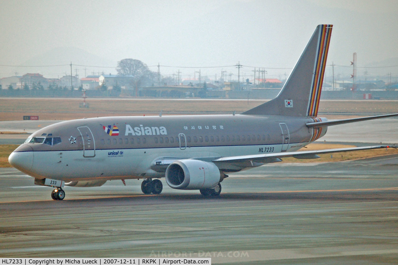 HL7233, 1995 Boeing 737-58E C/N 25768, Taxiing to the gate