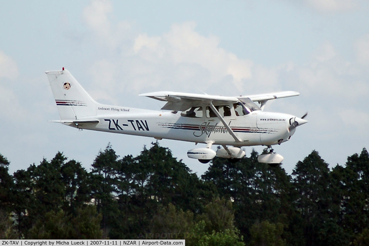 ZK-TAV, Cessna 172R C/N 17280654, On short finals