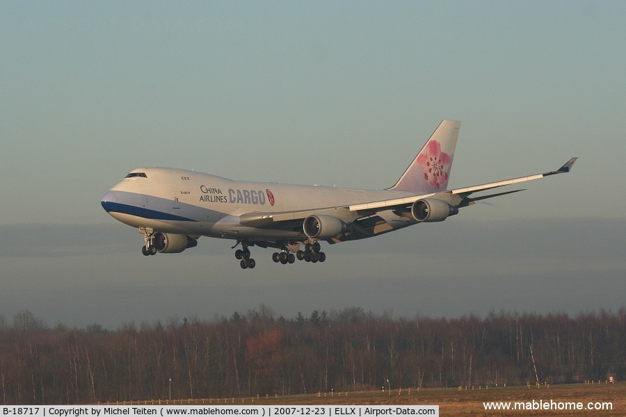 B-18717, 2004 Boeing 747-409F/SCD C/N 30769, China Airlines cargo landing on the runway 26