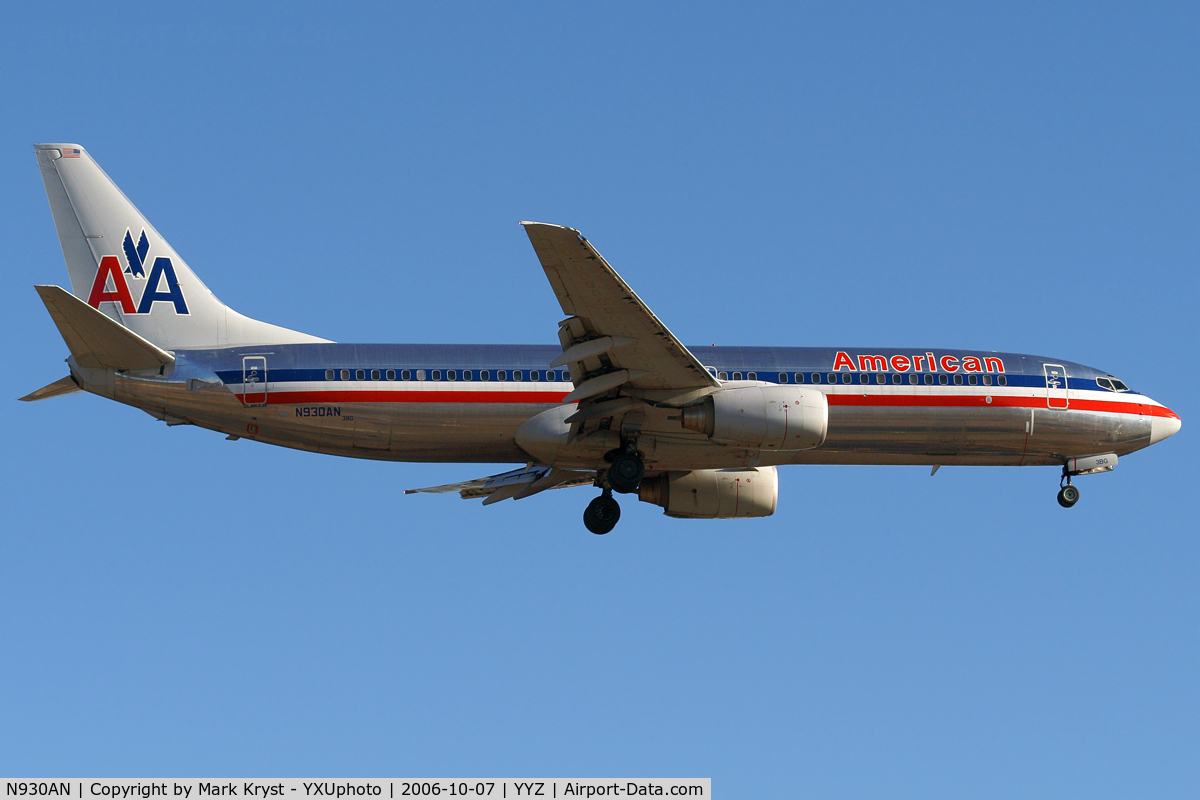 N930AN, 2000 Boeing 737-823 C/N 29529, Short final for RWY24R.