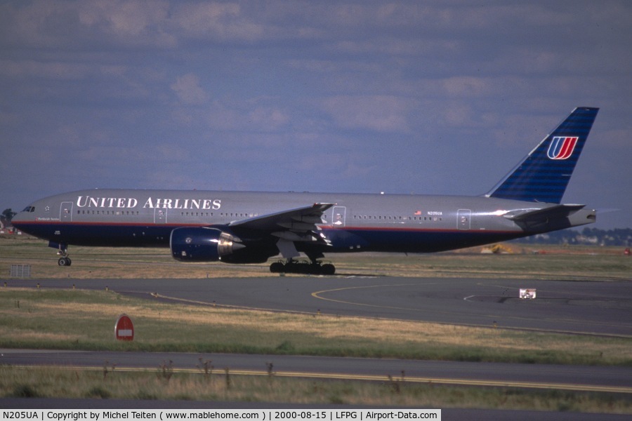 N205UA, 1999 Boeing 777-222 C/N 28714, United Airlines flight leaving Paris CDG
