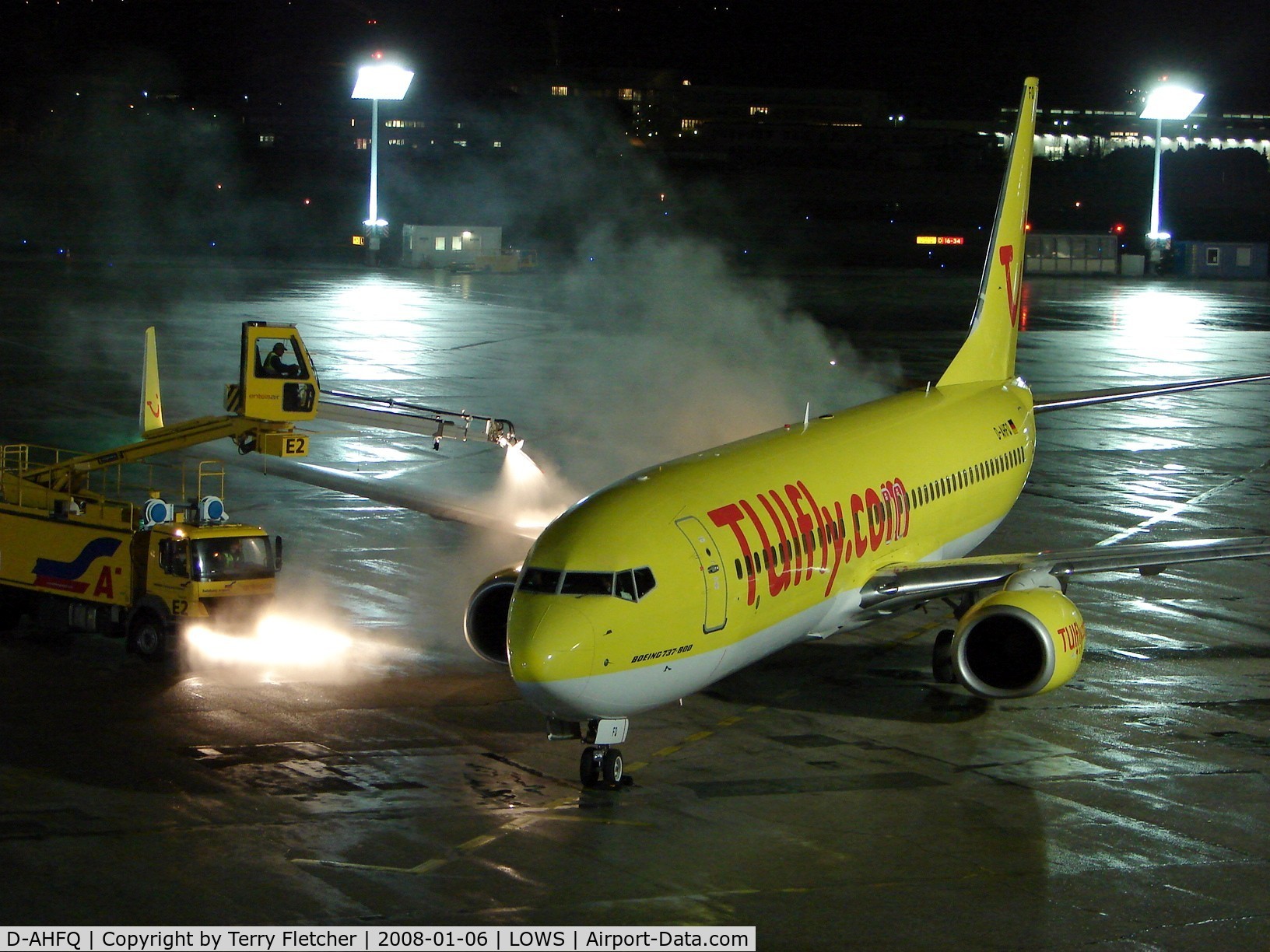 D-AHFQ, 2000 Boeing 737-8K5 C/N 27992, Hapag 737 gets the full de-ice treatment before its last rotation of the day