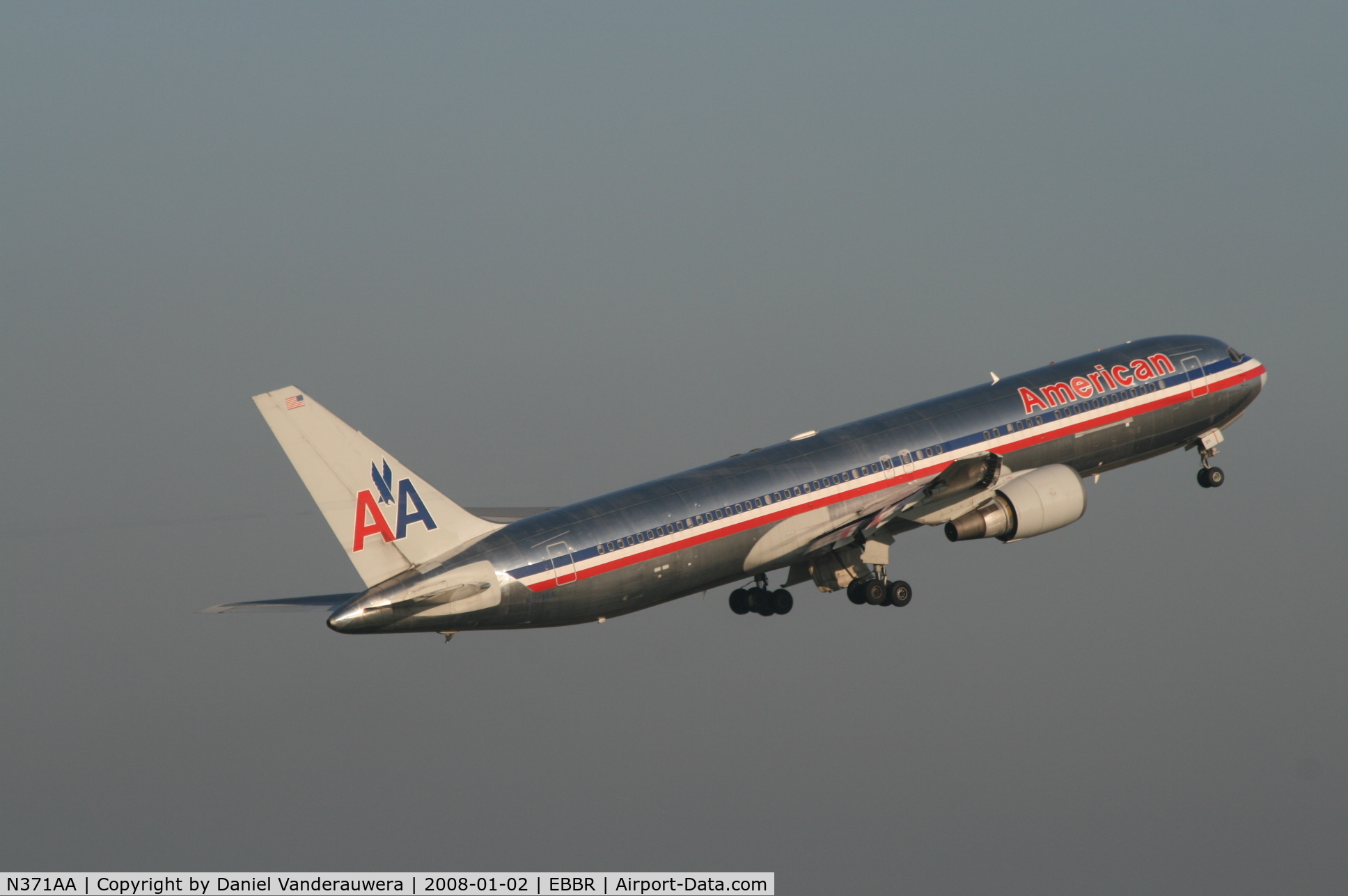 N371AA, 1992 Boeing 767-323 C/N 25198, flight AA089 is taking off from rwy 07R