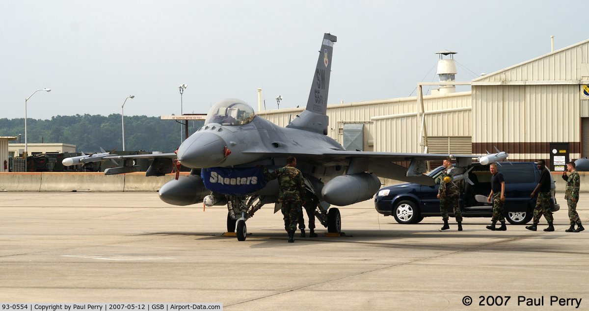 93-0554, 1993 Lockheed F-16C Fighting Falcon C/N CC-189, The support crew getting ready to get her ready