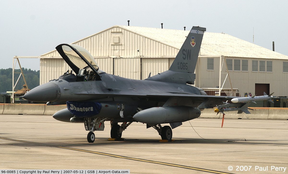 96-0085, 1996 Lockheed Martin F-16C Fighting Falcon C/N CC-207, Airing out the office