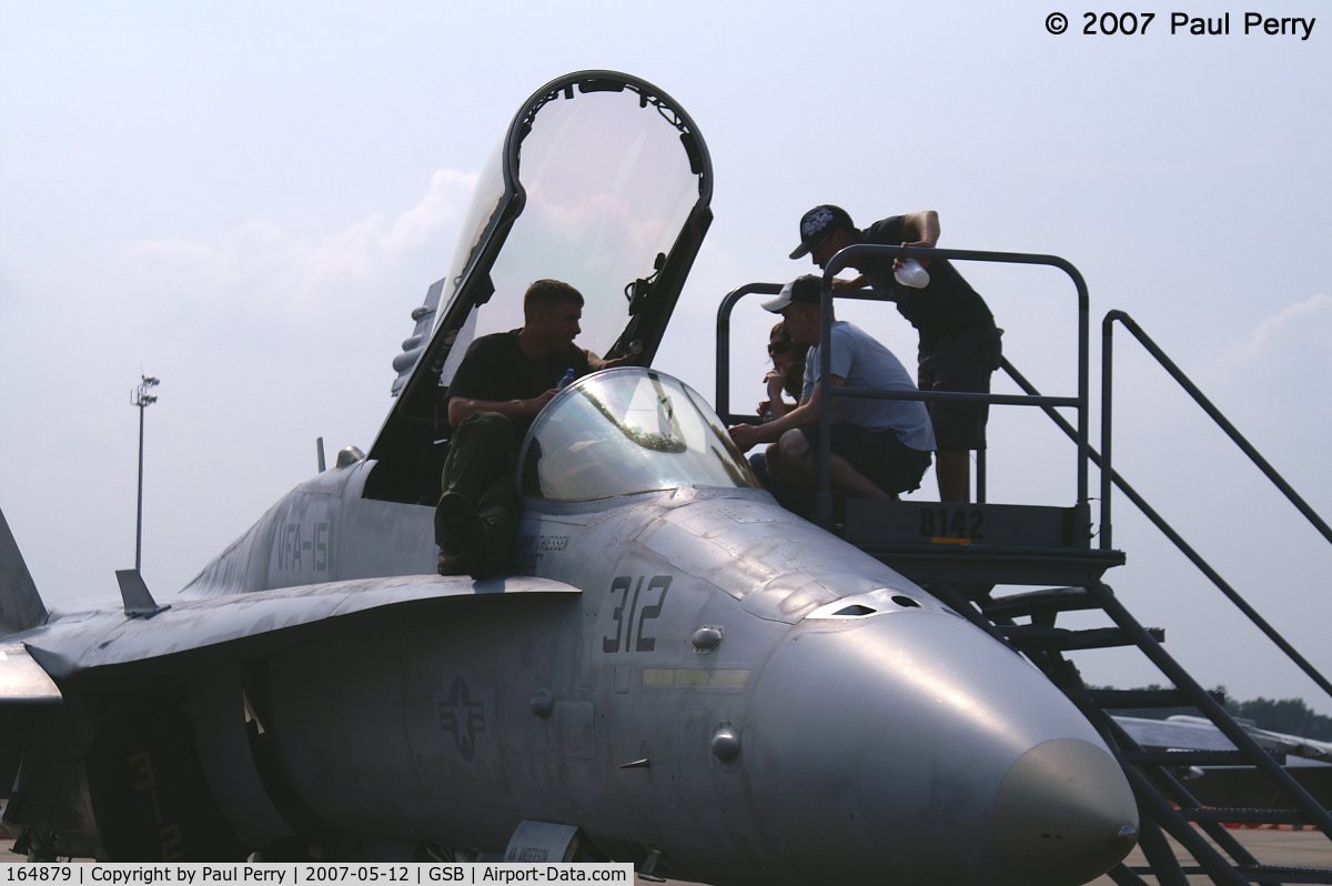 164879, McDonnell Douglas F/A-18C Hornet C/N 1211, Airshow interaction at it's best: proud servicemembers showing off their gear to interested civvies