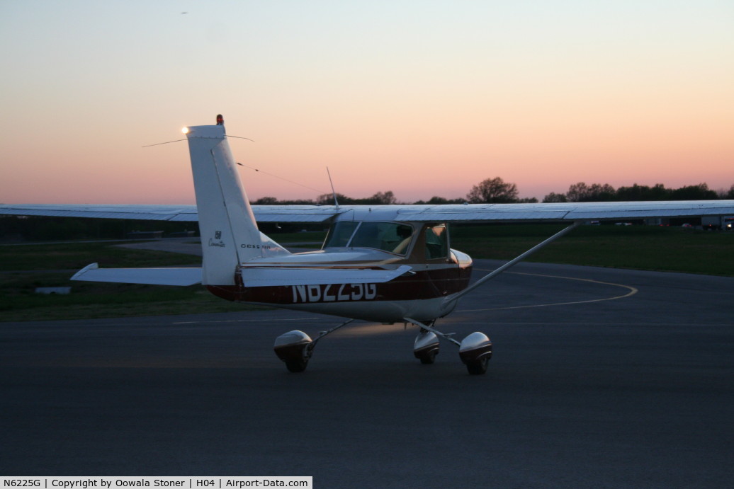 N6225G, 1970 Cessna 150K C/N 15071725, leaving for a night flight in OKlA