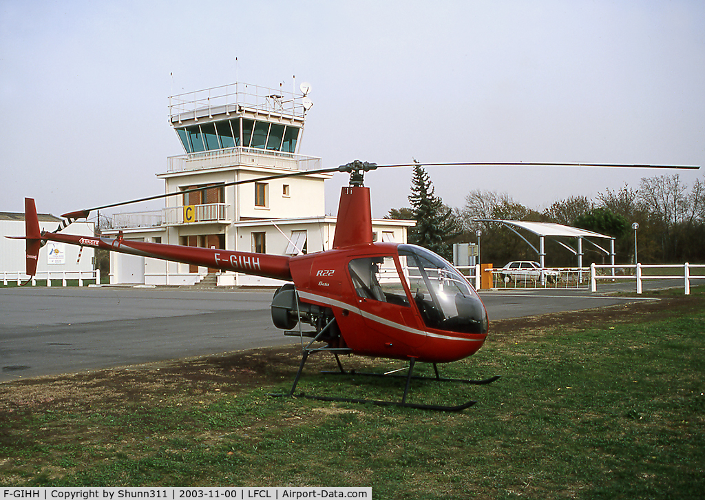 F-GIHH, Robinson R22 Beta C/N 0814, Parked on the grass...