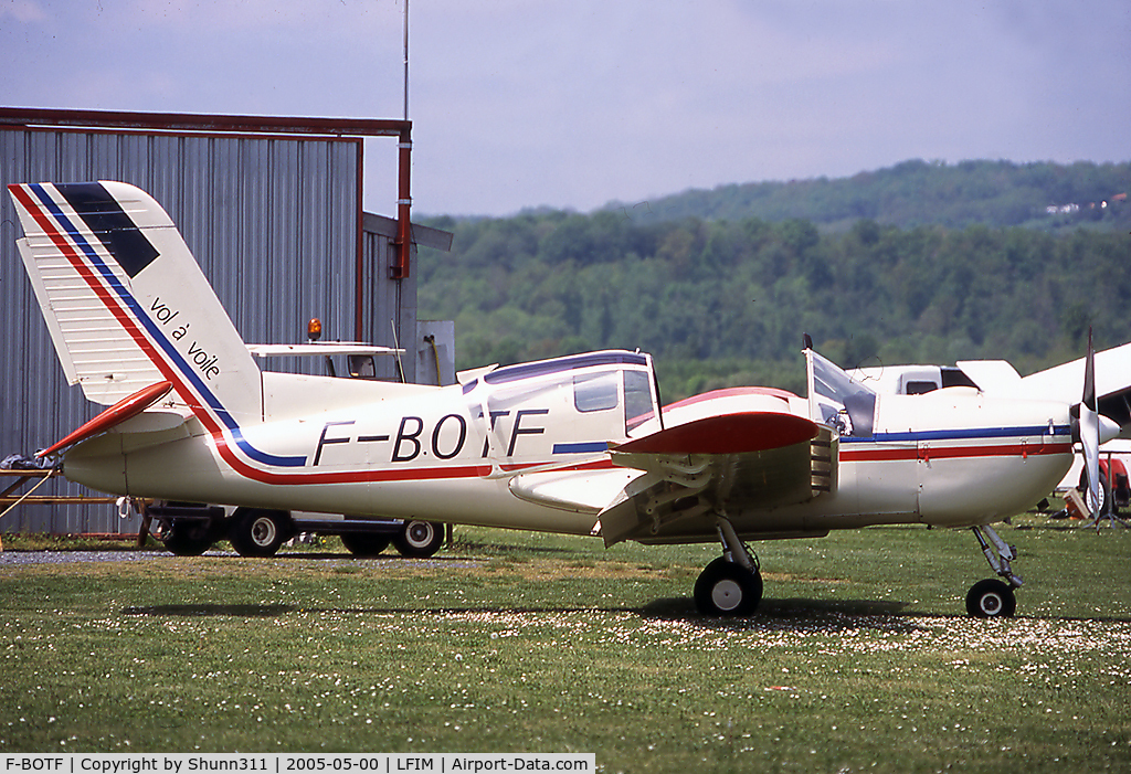 F-BOTF, Socata MS-893A Rallye Commodore 180 C/N 10675, Parked on the grass before a new light flight with gliders...