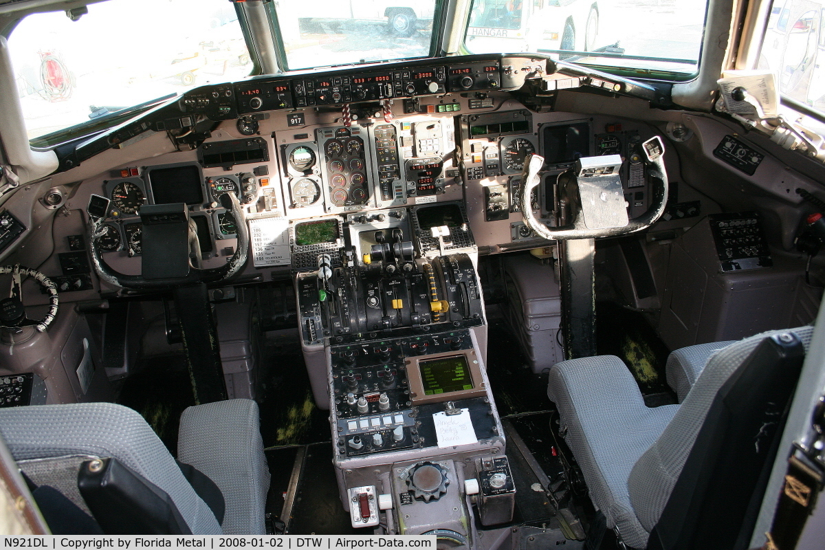 N921DL, 1988 McDonnell Douglas MD-88 C/N 49645, Delta cockpit