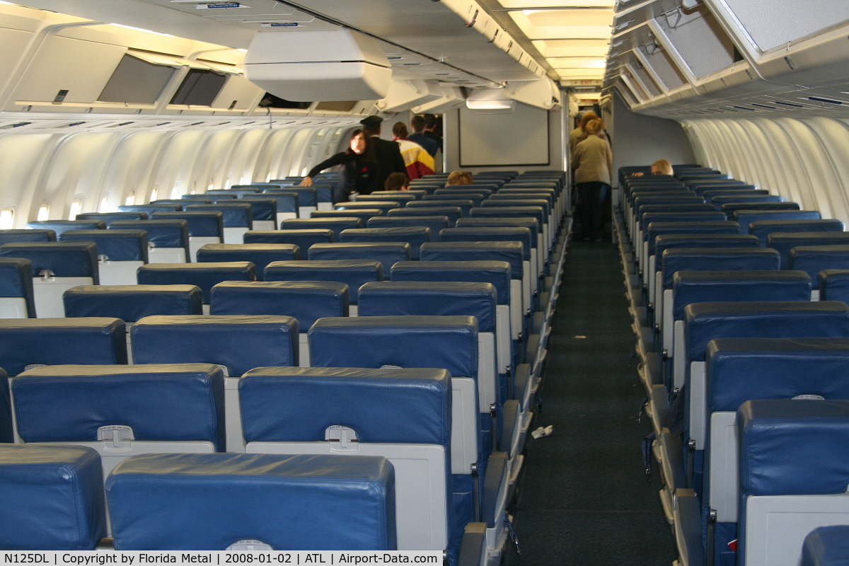 N125DL, 1988 Boeing 767-332 C/N 24075, Delta 767-300 cabin