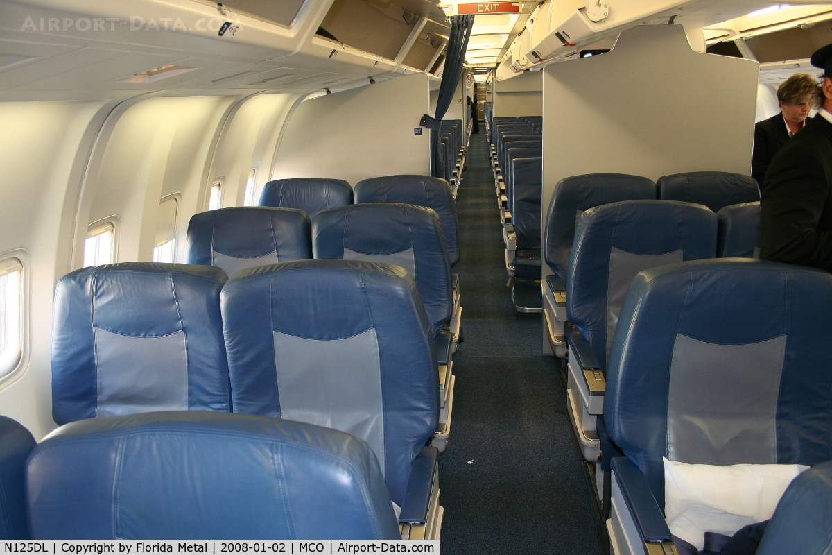 N125DL, 1988 Boeing 767-332 C/N 24075, Delta 767-300 first class cabin