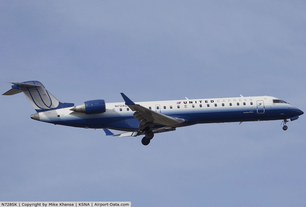N728SK, 2005 Bombardier CRJ-701 (CL-600-2C10) Regional Jet C/N 10192, United Express on short final