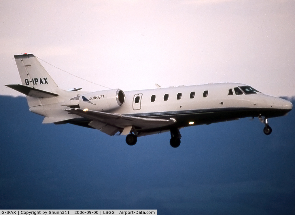 G-IPAX, 2002 Cessna 560XL Citation Excel C/N 560-5228, Landing rwy 23