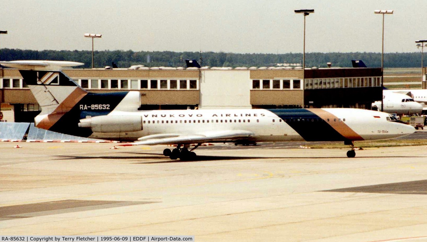 RA-85632, 1987 Tupolev Tu-154M C/N 87A761, Pulkova Tu 154 taxies in at Frankfurt in 1995
