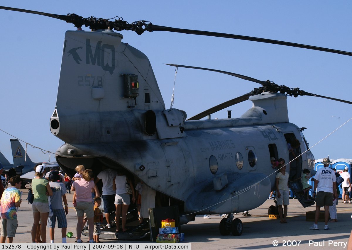 152578, Boeing Vertol CH-46E Sea Knight C/N 2200, Drawing a touring crowd