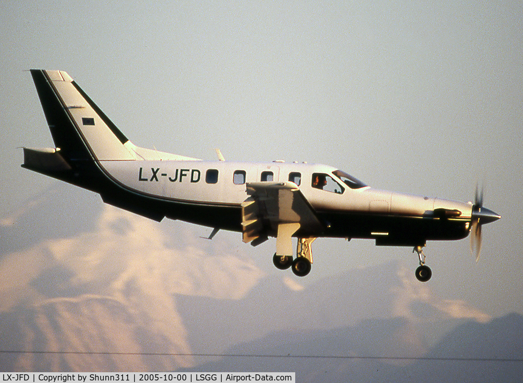 LX-JFD, 2001 Socata TBM-700 C/N 199, Landing rwy 23